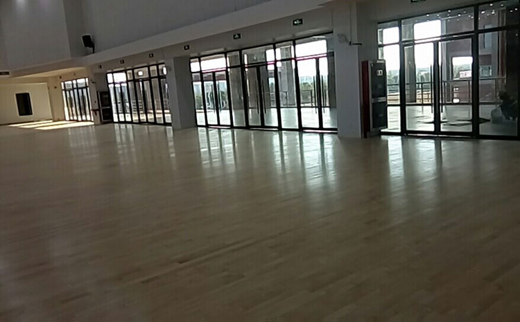 橡膠木籃球館木地板哪個(gè)牌子好?