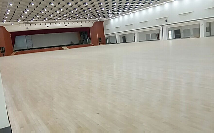 學校籃球運動地板怎么翻新？