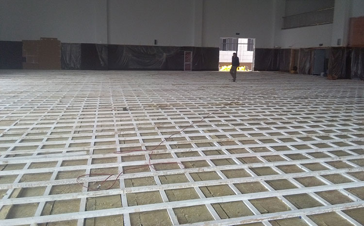 五角楓風(fēng)雨操場地板一般多少錢？