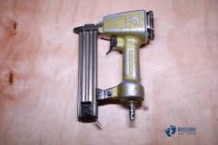 如何緩解羽毛球館運(yùn)動木地板發(fā)出吱吱聲的現(xiàn)象？