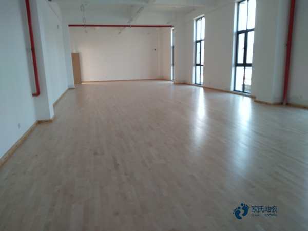 如何選擇籃球場橡膠木地板廠家?